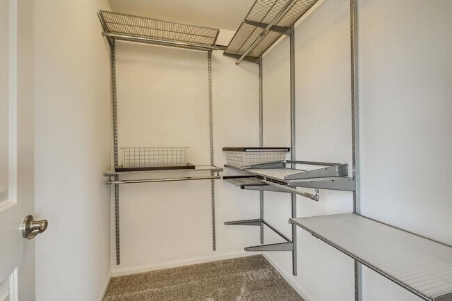 Building Photo - 3 Bed 2.5 Bath End Unit Home with FENCED Y...