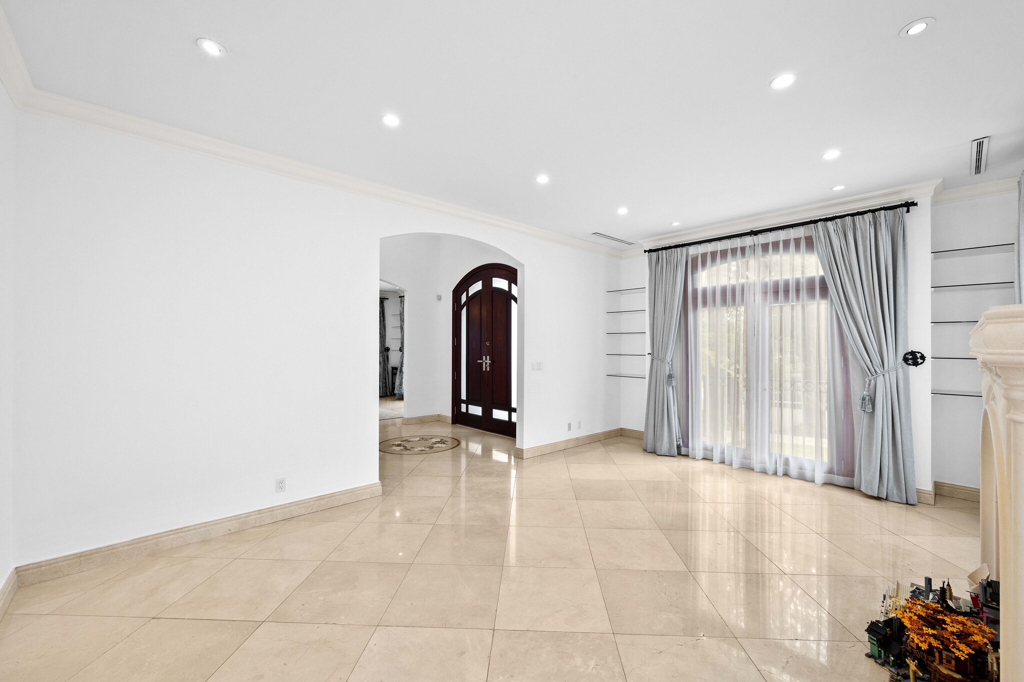 Building Photo - 9033 Cresta Dr