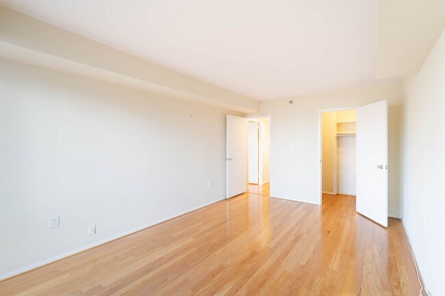 Building Photo - Contemporary 2BR/2BA Corner Condo at The Encore of McLean