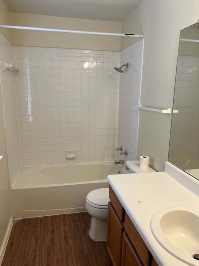 Building Photo - 915