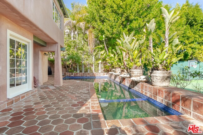 Building Photo - 806 N Alpine Dr