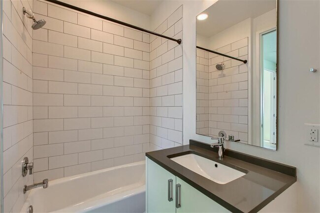 Building Photo - 707 Cardinal Ln