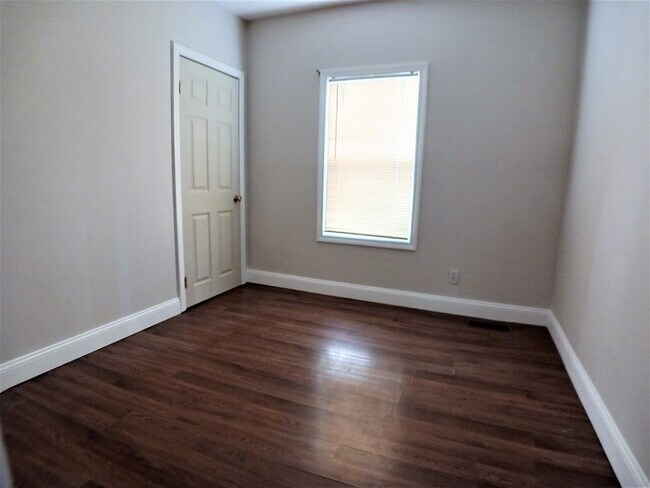 Building Photo - 17 Clare St