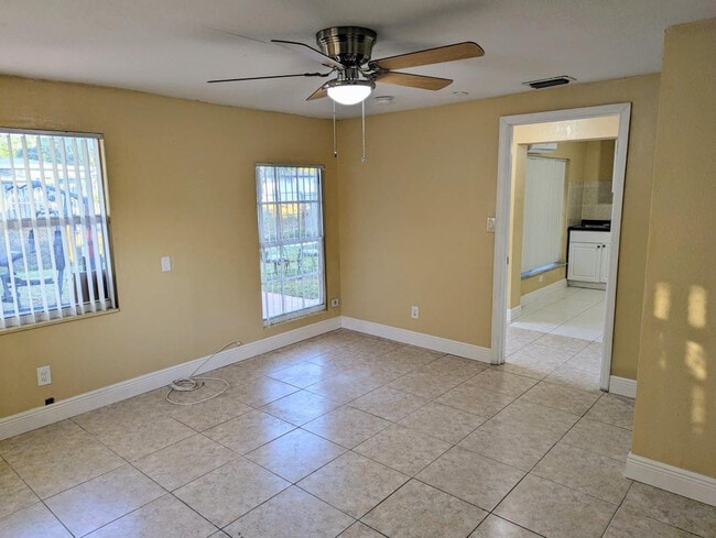 Building Photo - 664 W Melrose Cir