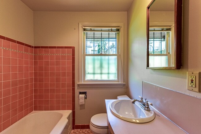 Building Photo - Laurelhurst Home