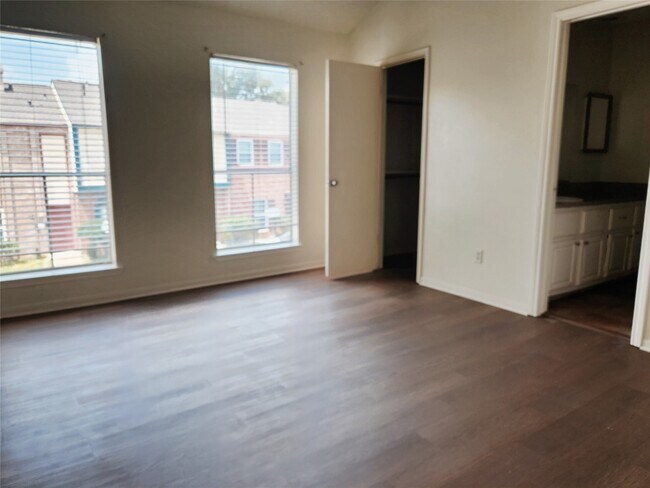 Building Photo - 7700 Creekbend Dr