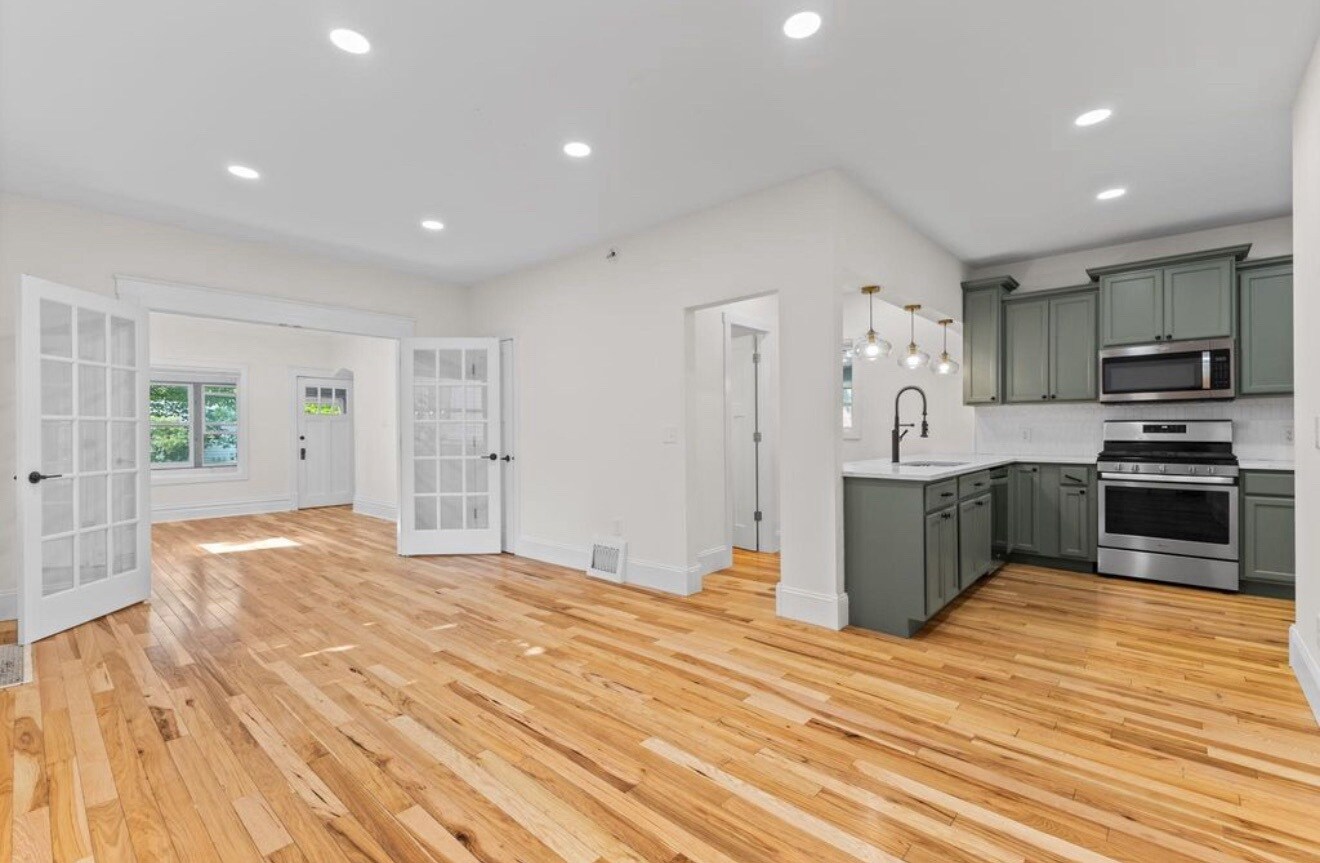 Building Photo - 606 Cromwell Ave