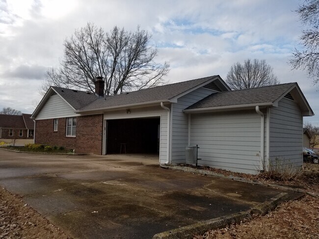 Building Photo - 4 Bedroom, 2 bath, 2 car garage
