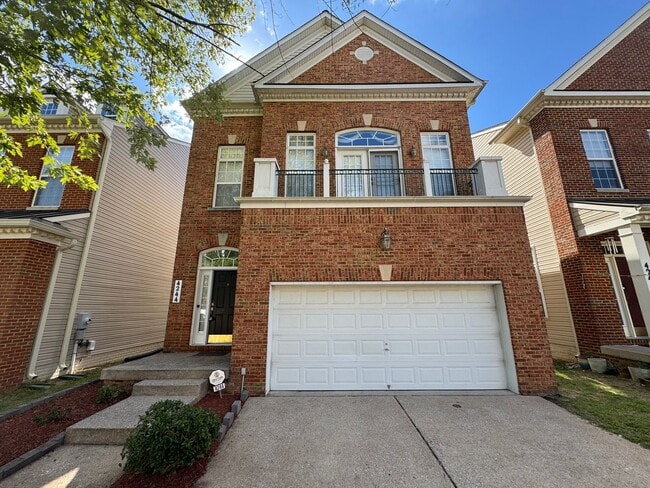 Building Photo - Stunning 4 Bed 3.5 Bath Brick Townhome In Desired Mount Zephyr