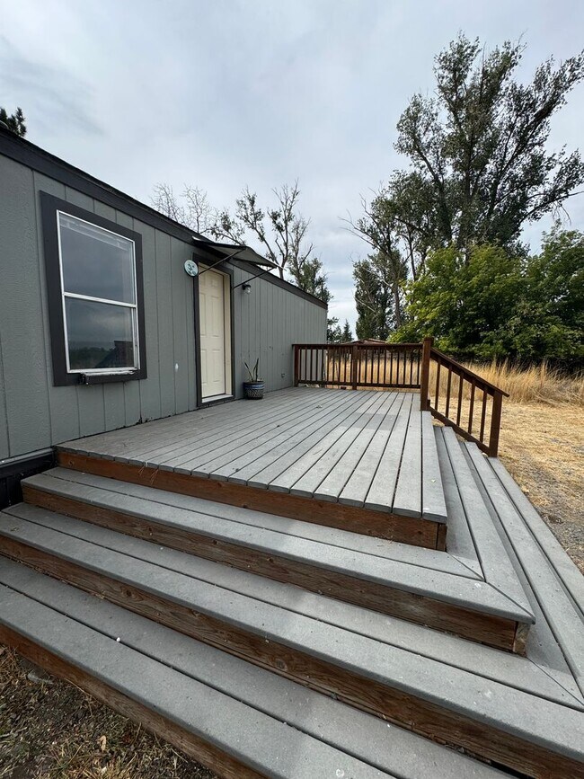Primary Photo - Pet Friendly 2bdrm, 2 bath home in the Cou...