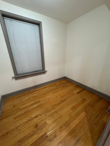 Building Photo - 1809 N Hermitage Ave