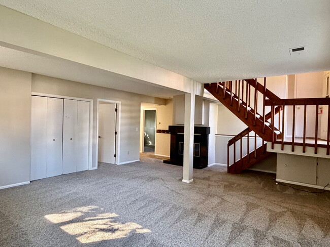 Building Photo - Charming Split-Level Oasis on a Quiet Cul-de-Sac Backing to Greenspace. New Carpet, New Paint and...