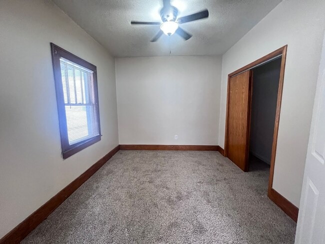 Building Photo - Three Bedroom Single Family Home on SW Side!