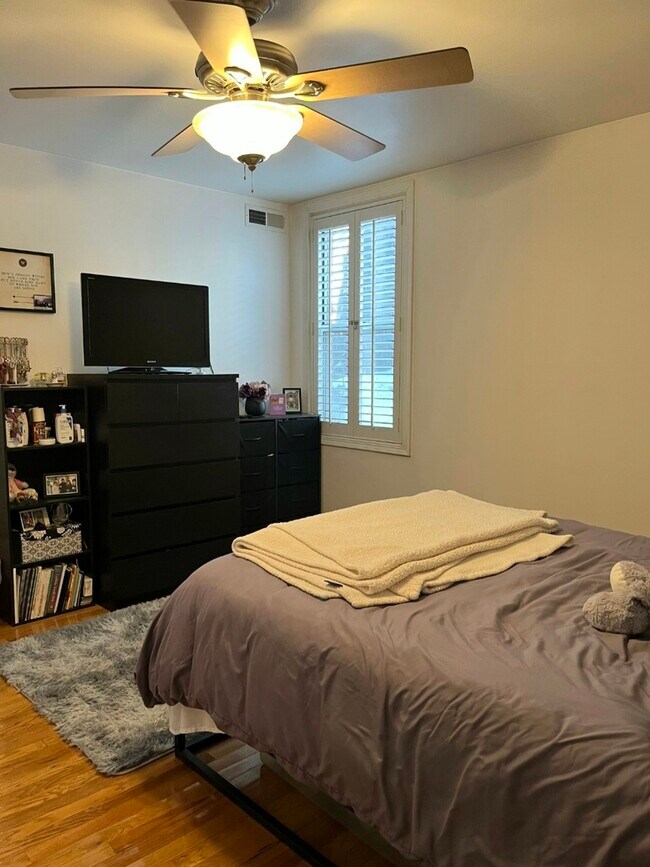 Building Photo - 643 W Barry Ave