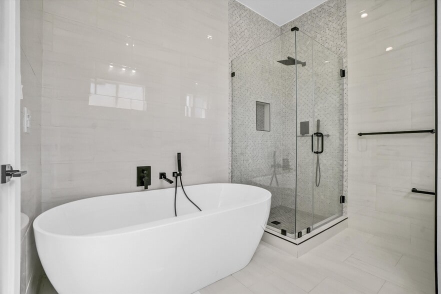 Main Bathroom - 2124 W 238th St