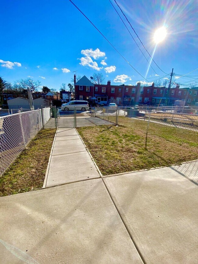 Building Photo - Charming 3 Bedroom/1 Bathroom Townhome in Yale Heights Home - Fenced Backyard!