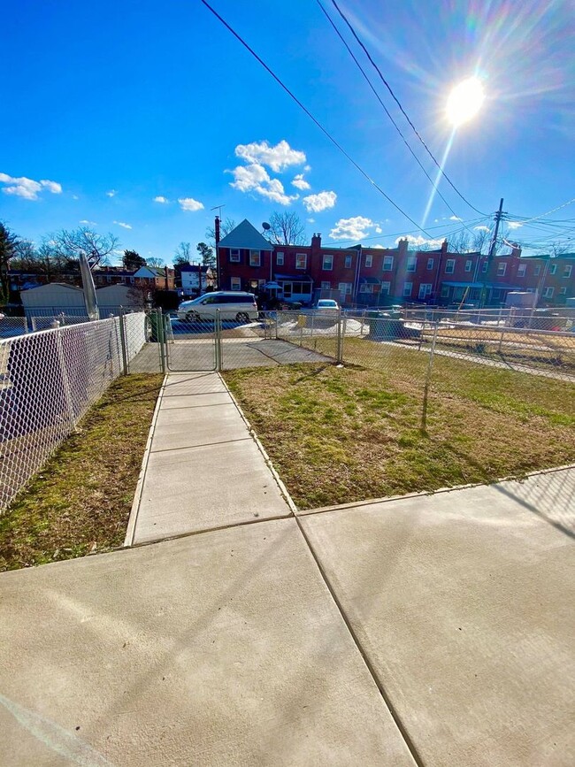 Building Photo - Recently Updated 3-bedroom Yale Heights Ho...