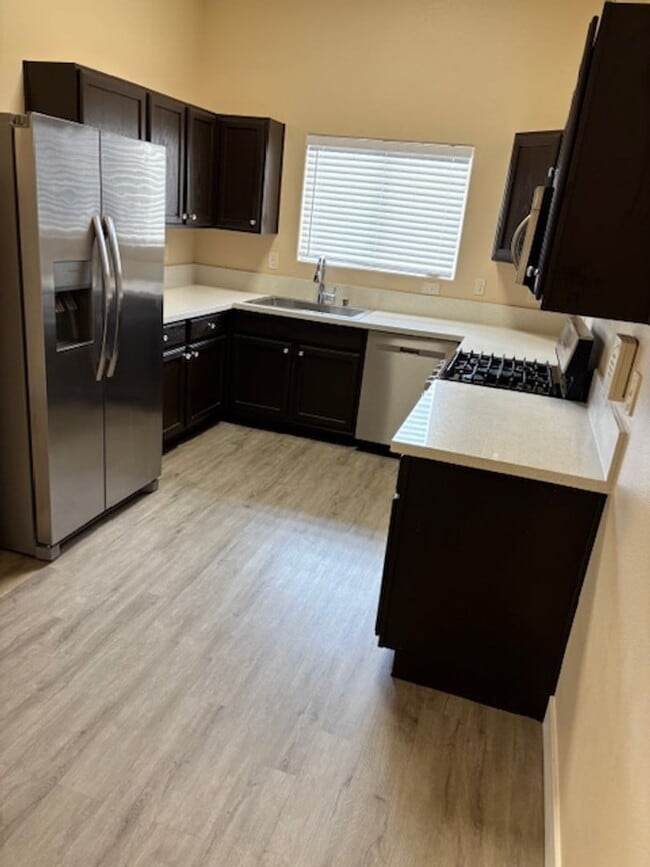 Building Photo - Beautiful, spacious top-floor 2-bedroom, 2-bathroom condo in the Southwest