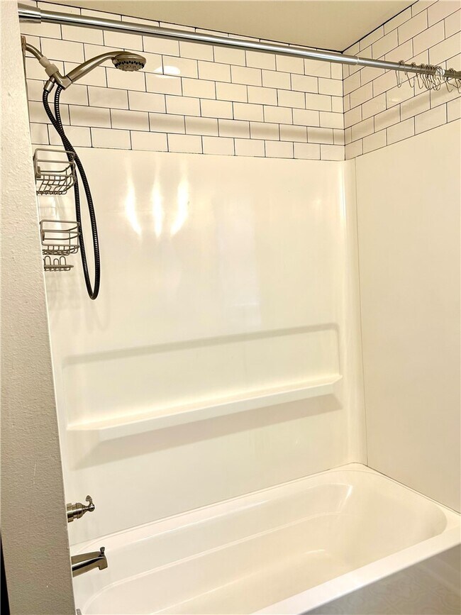 Building Photo - 301 Crestview Dr