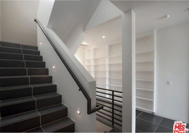 Building Photo - 3850 Rambla Orienta