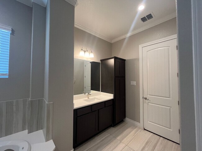 Building Photo - 4815 Viewcrest Rd