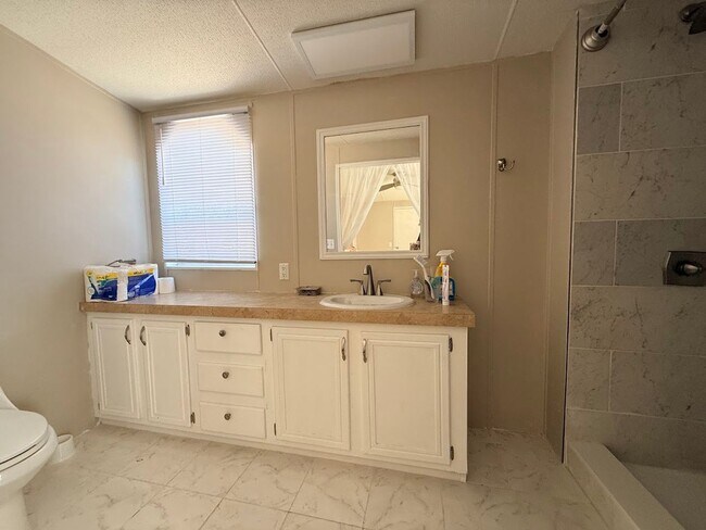 Building Photo - Super Cute 2/2 on almost half acre!