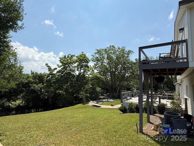 Building Photo - 303 Hi Alta Ave