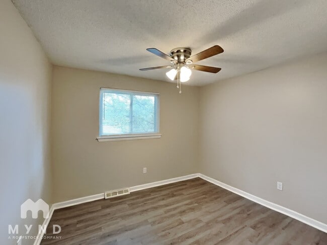 Building Photo - 384 Parkdale Dr
