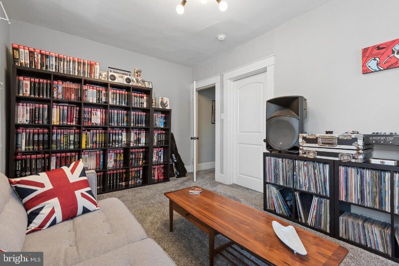 Building Photo - 153 E Ross St