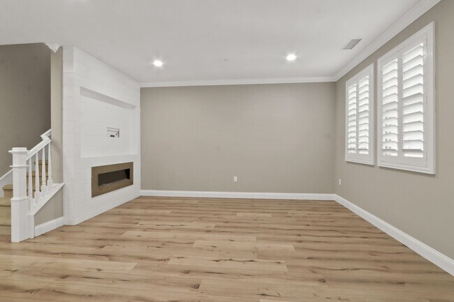 Building Photo - 604 El Paseo