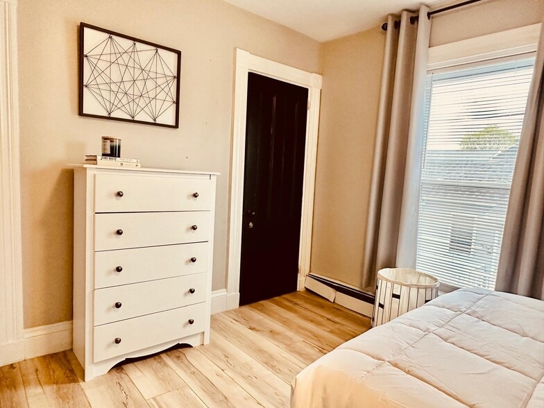 Building Photo - 46 Dillingham St