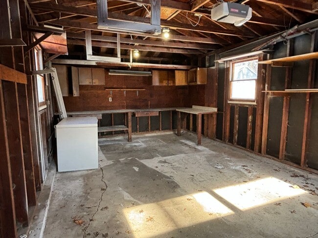 Building Photo - 5653 Indianola Ave