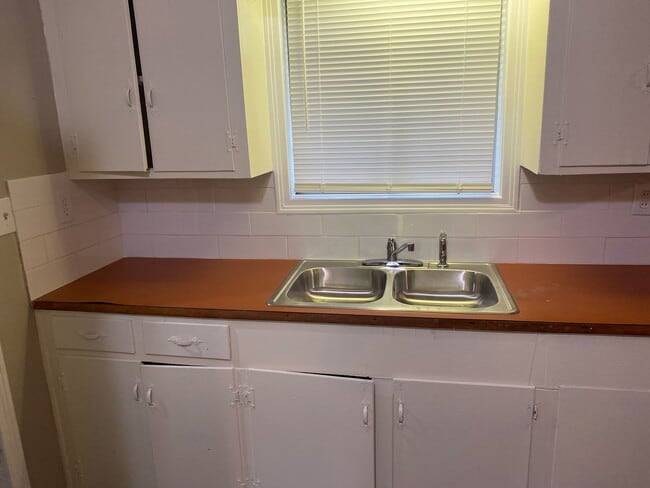 Building Photo - 843 Reaves St