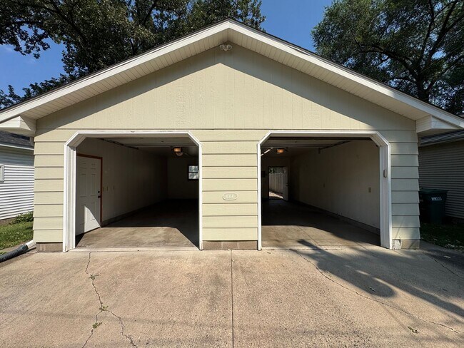 Building Photo - 6314 Knox Ave S