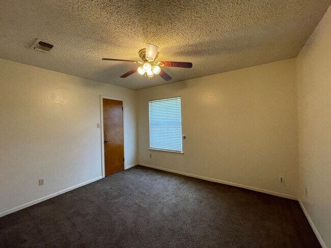 Building Photo - 704 Lisa Ln