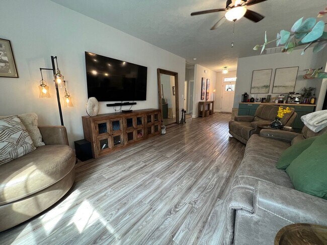 Building Photo - 4 Bedroom, 2 Bath Home