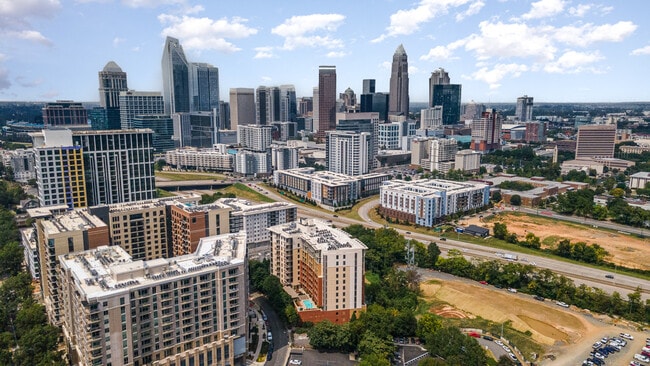 Building Photo - 701 Royal Ct