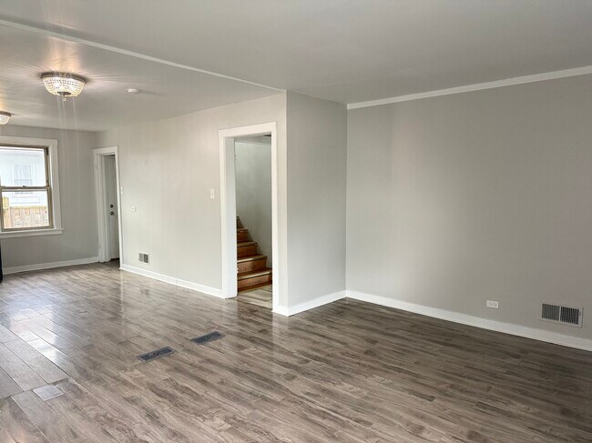 Building Photo - 11004 S Esmond St