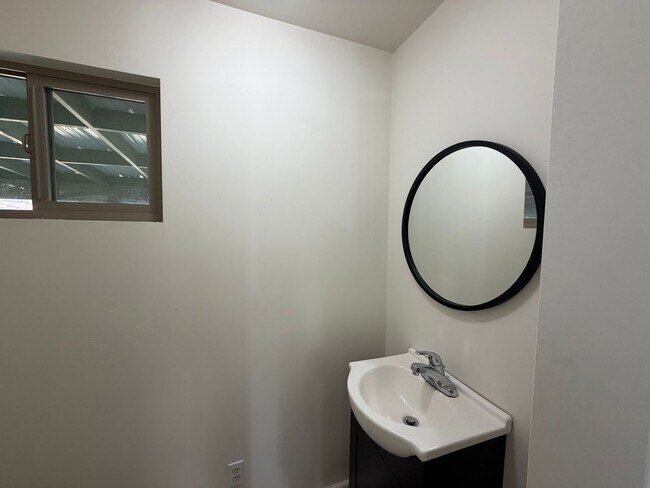 Building Photo - 1835 Desna St