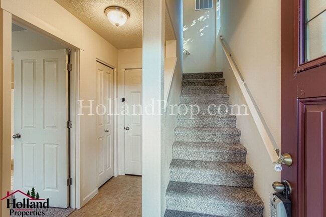 Building Photo - Lovely 3-Level Townhouse in great Hillsbor...
