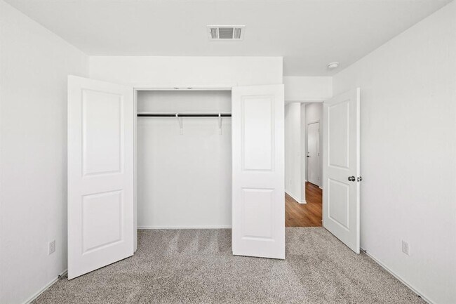Building Photo - 215 Silver Springs Bend