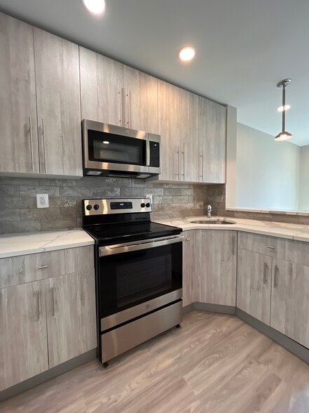 Primary Photo - 101 S Victoria Ave