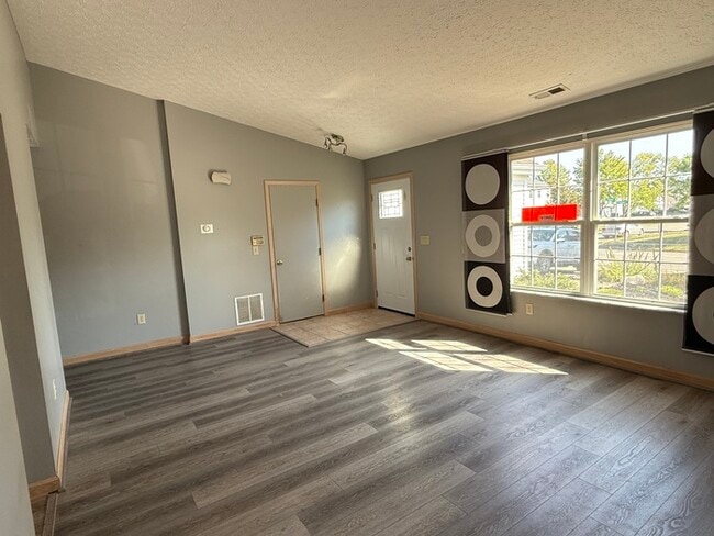 Building Photo - 3 Bed, 2 Bath Home in Pickerington Schools!