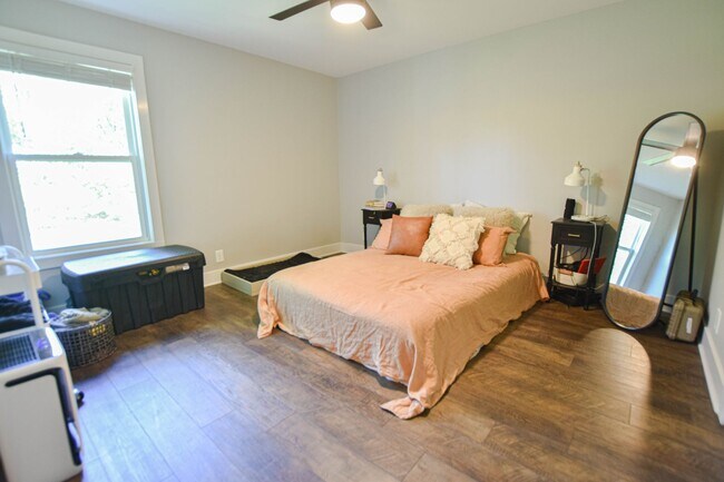 Building Photo - Pet Friendly Three Bedroom!