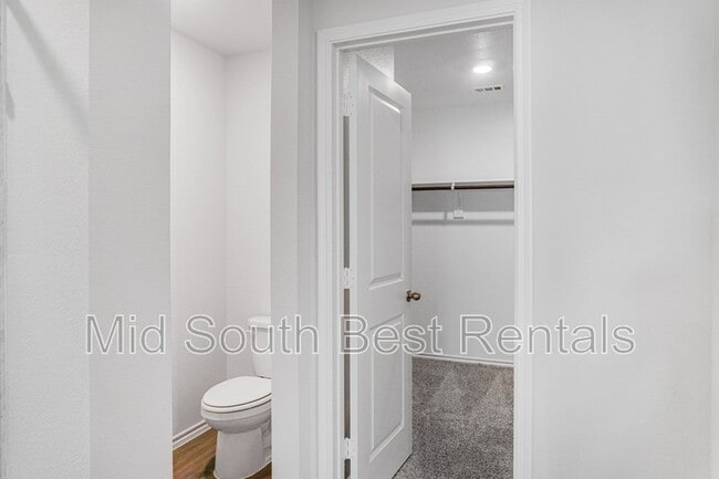 Building Photo - 220 Redwood Rd