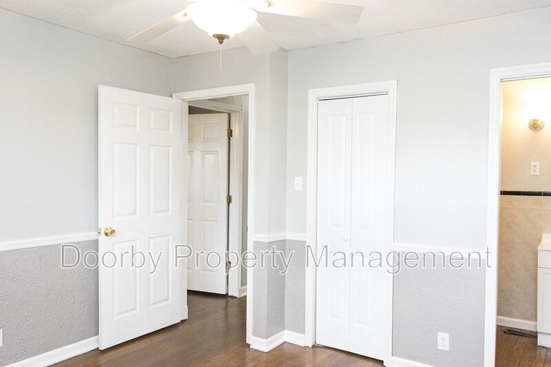 Building Photo - 730 Roberta Dr