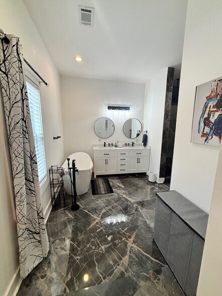 Building Photo - 1369 Bryan Ave