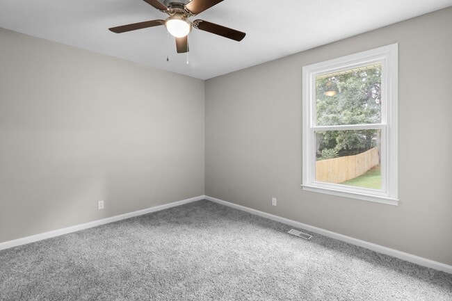 Building Photo - 931 Poppy Dr