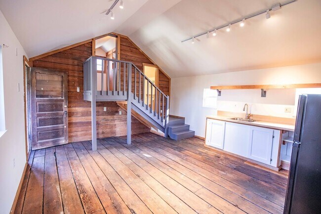 Building Photo - Gorgeous Vintage Home in Downtown Langley with Detached Guest Studio!!