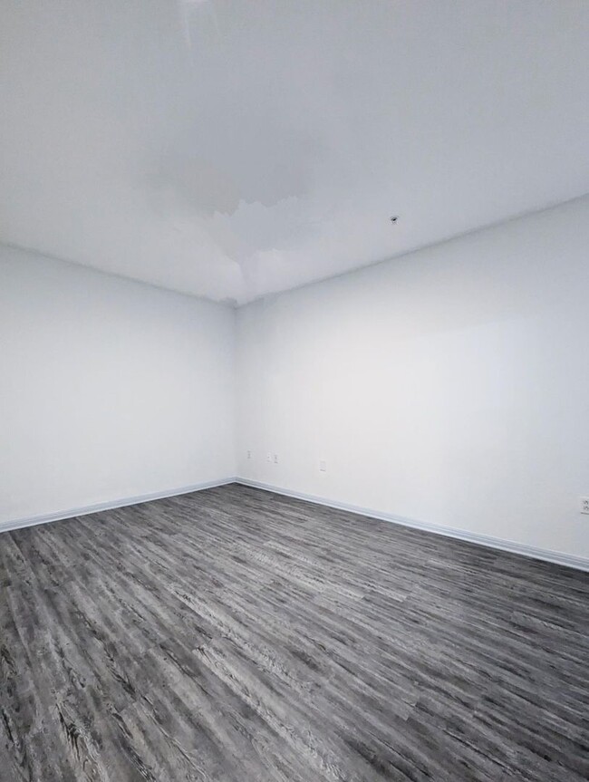 Building Photo - Spacious 2x2 New paint throughout, include...